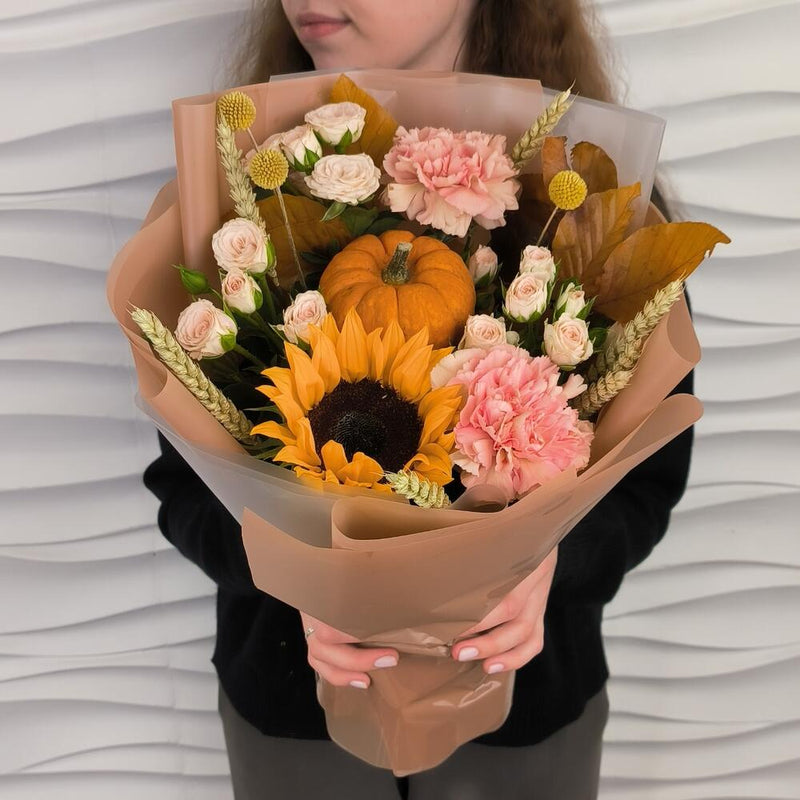 Buchet de Toamnă cu Floarea Soarelui, Dovleac și Miniroze