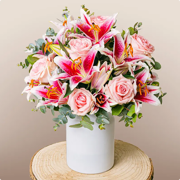 Buchet de Flori cu Crini și Trandafiri