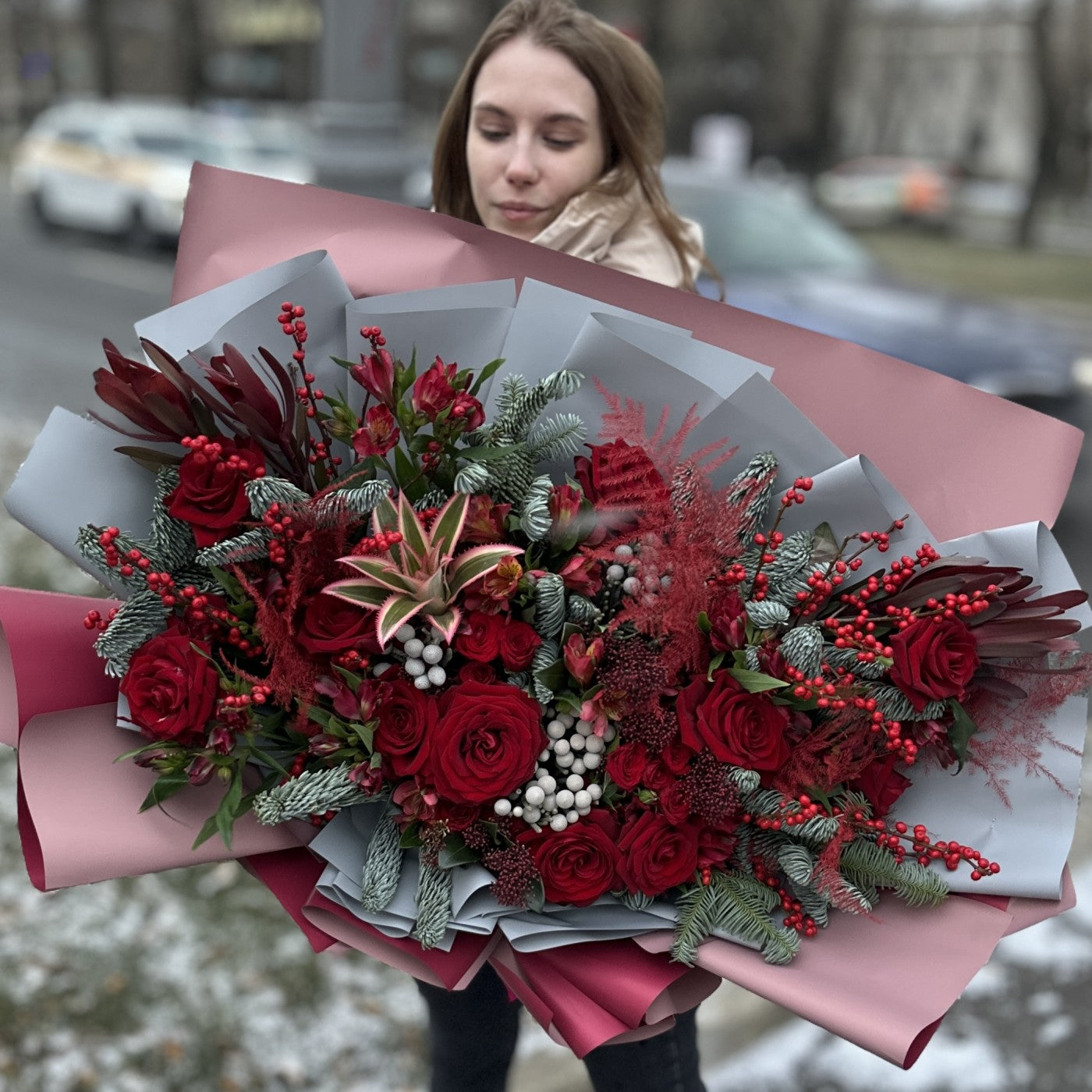 Buchet de Iarnă cu Nobilis și Trandafiri